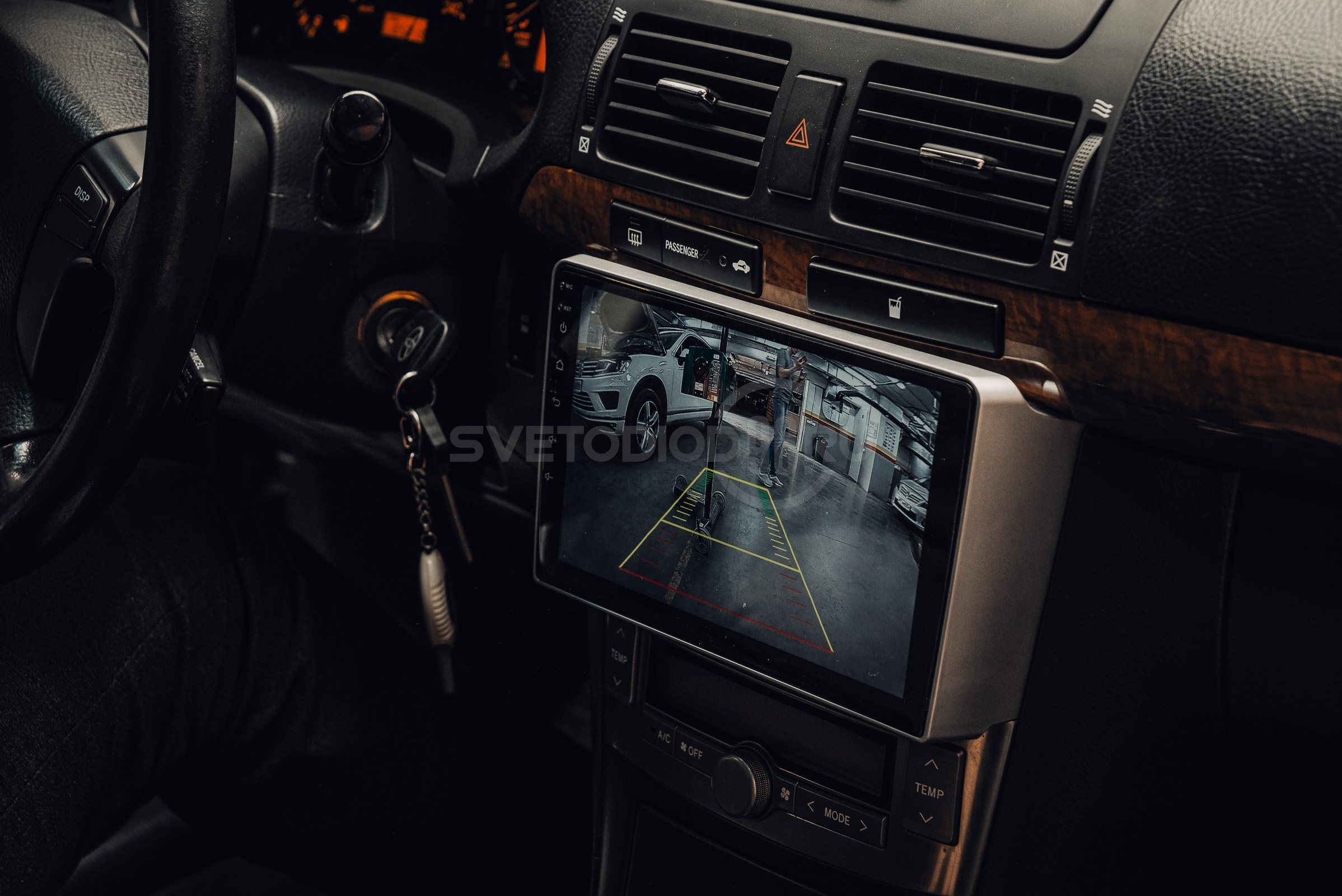 Установка камеры заднего вида и замена ШГУ на Toyota Avensis