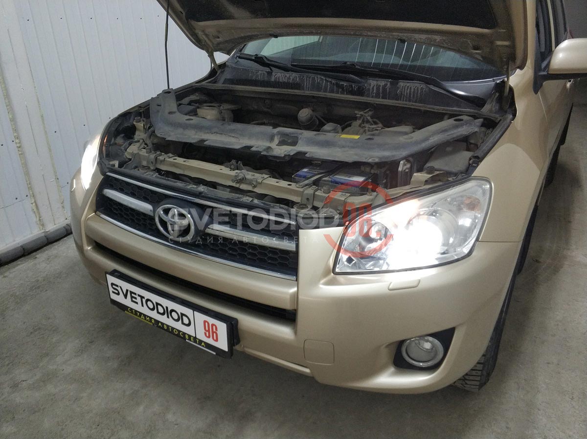 Установка светодиодных ламп в линзу Toyota Rav4
