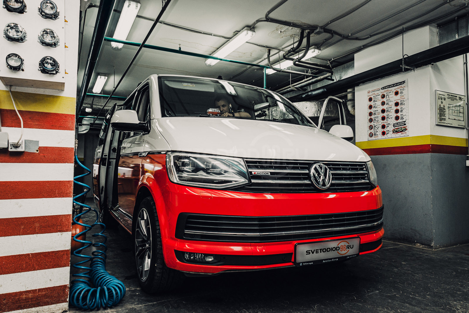 Установка потолочного монитора в Volkswagen Multivan