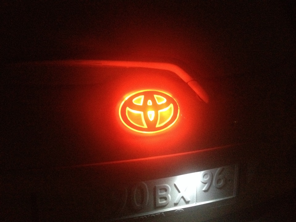 Светящаяся эмблема для Toyota Auris