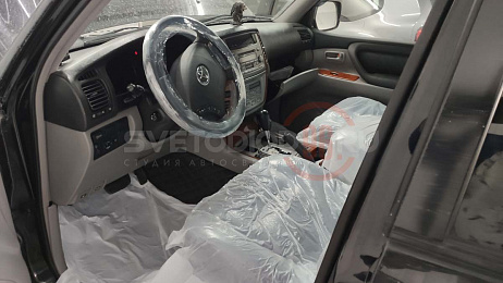 Установка головного устройства и системы кругового обзора Toyota Land Cruiser 100 2