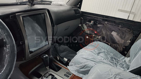 Установка головного устройства и системы кругового обзора Toyota Land Cruiser 100 5