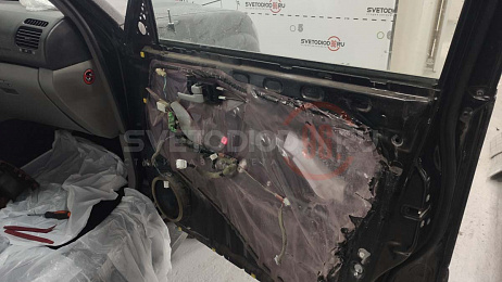 Установка головного устройства и системы кругового обзора Toyota Land Cruiser 100 6