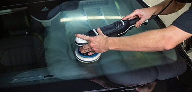 Полировка лобового стекла от царапин от 3000 руб. на любом авто в федеральной сети студий автосвета Svetodiod96 в Екатеринбурге