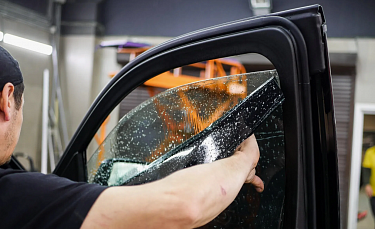 Тонировка стекол автомобиля пленкой премиум класса от 5000 руб. на любом авто в федеральной сети студий автосвета Svetodiod96 в Казани