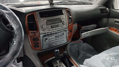 Установка головного устройства и системы кругового обзора Toyota Land Cruiser 100 1